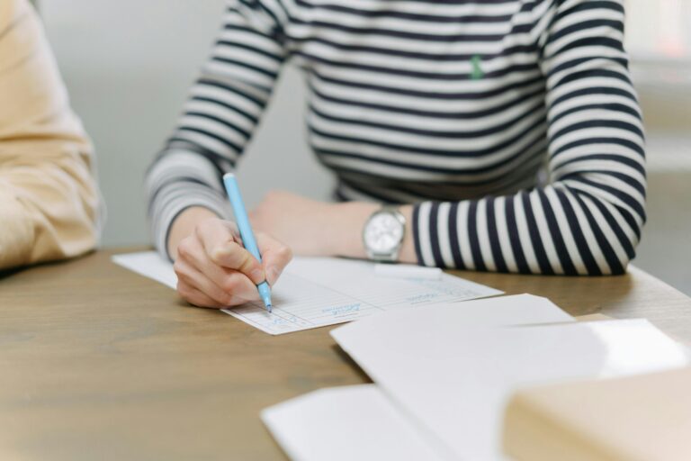 Foto de Ivan Samkov: https://www.pexels.com/pt-br/foto/marketing-trabalhando-escrita-escrevendo-8117590/